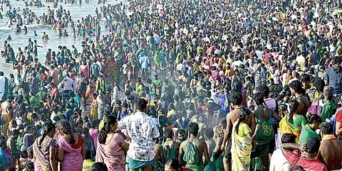 தைப்பூசத் திருவிழாவையொட்டி திருச்செந்தூர் கடற்கரையில் நேற்று குவிந்த பக்தர்கள். படம்: என்.ராஜேஷ்