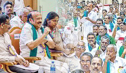 கும்பகோணத்தில் நேற்று நடைபெற்ற விவசாயிகள் கருத்து கேட்புக் கூட்டத்தில் பேசிய வேளாண் மற்றும் உழவர் நலத்துறை அமைச்சர் எம்.ஆர்.கே.பன்னீர்செல்வம்.| கூட்டத்தில் பங்கேற்ற விவசாயிகள். | படங்கள்: ஆர்.வெங்கடேஷ் |