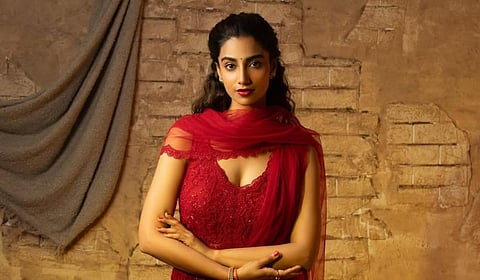 Click Bits: சிவப்பு மல்லியாக ஜொலிக்கும் மீனாட்சி சவுத்ரி!