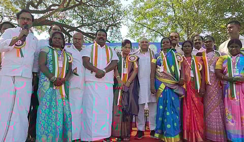 காஞ்சிபுரம் மாவட்டம் ஸ்ரீபெரும்புதூரில் காங்கிரஸ் கட்சி நிர்வாகிகளுக்கு அடையாள அட்டை வழங்கும் நிகழ்ச்சியில் அக்கட்சியின் தலைவர் செல்வப்பெருந்தகை கலந்துகொண்டார்.