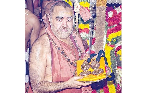 திருவானைக்காவல் கோயிலில் அம்மனுக்கு தாடங்கம் மெருகூட்டி அணிவிப்பு: ஸ்ரீவிஜயேந்திர சரஸ்வதி சுவாமிகள் பங்கேற்பு