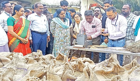 ஒரத்தநாடு அருகே கக்கரை நேரடி நெல் கொள்முதல் நிலையத்தில் கடந்த ஜன.22-ம் தேதி ஈரப்பதம் தொடர்பாக ஆய்வு செய்த மத்தியக் குழுவினர். (கோப்பு படம்)