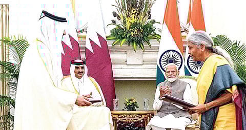 இந்தியா வந்துள்ள கத்தார் மன்னர் ஷேக் தமீம் பின் ஹமத் அல் தானி பிரதமர் நரேந்திர மோடியை டெல்லியில் உள்ள ஹைதராபாத் இல்லத்தில் நேற்று சந்தித்துப் பேசினார். அப்போது அவர்கள் முன்னிலையில் நிதியமைச்சர் நிர்மலா சீதாராமன் கத்தார் பிரதமரும், வெளியுறவு அமைச்சருமான ஷேக் முகமது பின் அப்துல்ரஹ்மான் பின் ஜசீம் அல் தானி ஆகியோர் புரிந்துணர்வு ஒப்பந்த ஆவணங்களை பரிமாறிக் கொண்டனர்.படம்: பிடிஐ