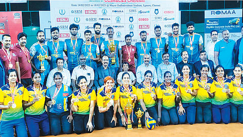 அகில இந்திய சிவில் சர்வீஸ் வாலிபால் போட்டியில் ஆடவர் மற்றும் மகளிர் பிரிவில் சாம்பியன் பட்டம் வென்ற ஆர்எஸ்பி சென்னை அணியினர்.