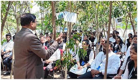 சட்ட பல்கலை. வளாகத்தில் சுற்றுச்சூழல் வகுப்பறை: மரங்களுக்கு நடுவே பாடம் கற்பிக்க ஏற்பாடு