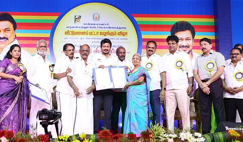 சென்னையில் பயனாளிகளுக்கு வீட்டுமனைப் பட்டாக்களை துணை முதல்வர் உதயநிதி ஸ்டாலின் வழங்கினார்.