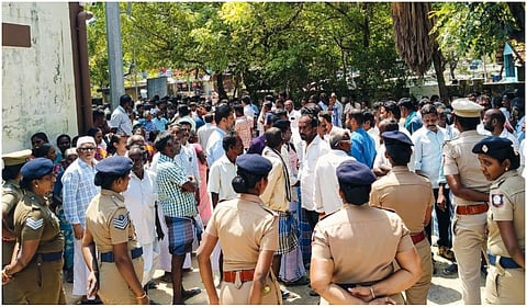 இளையான்குடியில் உயிரிழந்த 2 சிறுமிகள் உடலை வாங்க மறுத்து உறவினர்கள் போராட்டம்