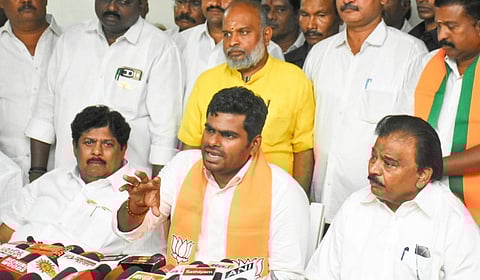 சேலத்தில் பாஜக மாநிலத் தலைவர் அண்ணாமலை செய்தியாளர்களைச் சந்தித்தார் | படம்: எஸ். குரு பிரசாத் 