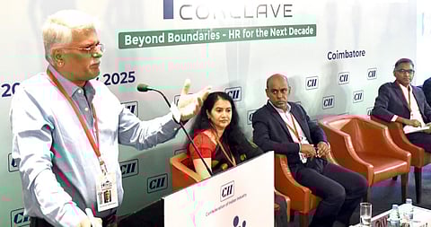 இந்திய தொழில்கள் கூட்டமைப்பு(சிஐஐ) கோவை சார்பில், மனிதவள மேம்பாட்டுத்துறை கருத்தரங்கு கோவை அவிநாசி சாலையில் உள்ள தனியார் ஓட்டலில் இன்று நடந்தது.‘நெக்ஸ் அப் பார்ட்னர்ஸ்’ நிறுவனத்தின் முதன்மை செயல் அதிகாரி ஆனந்த் வெங்கட்ராமன் பேசினார். படம்: ஜெ.மனோகரன்