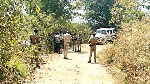 கிருஷ்ணகிரி பொன்​மலைக்​குட்டை பெரு​மாள் கோ​யில் பகு​தி​யில் 
துப்​பாக்​கிச் சூடு நடந்த இடத்​தில் ​விசாரணை நடத்​திய போலீஸார்.