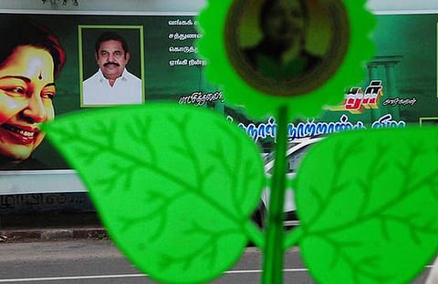 இரட்டை இலை சின்னத்தை பழனிசாமி பயன்படுத்த தடை விதிக்க வேண்டும்: தேர்தல் ஆணையத்திடம் புதிய மனு