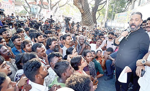 மக்கள் நீதி மய்யம் கட்சியின் 8-ம் ஆண்டு தொடக்க விழாவை முன்னிட்டு, அக்கட்சியின் தலைவர் கமல்ஹாசன் சென்னையில் உள்ள தலைமை அலுவலகத்தில் கொடியேற்றி வைத்து பேசினார். படம்: ம.பிரபு