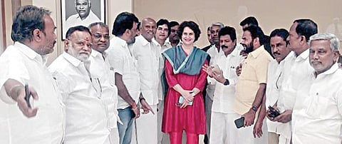 டெல்லியில் முகாமிட்டுள்ள காங்கிரஸ் மாவட்ட தலைவர்கள், நேற்று பிரியங்கா காந்தியை சந்தித்து, தமிழ்நாடு காங்கிரஸ் தலைவர் பதவியில் இருந்து செல்வப்பெருந்தகையை மாற்ற வலியுறுத்தினர்.