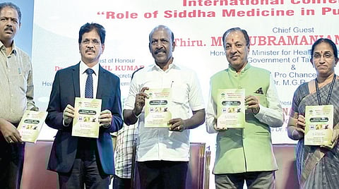 தமிழ்நாடு டாக்டர் எம்ஜிஆர் மருத்துவ பல்கலைக்கழகத்தில் சர்வதேச சித்த
மருத்துவம் தொடர்பான மாநாடு நேற்று நடைபெற்றது. இதில் மாநாட்டு மலரை சுகாதாரத்துறை அமைச்சர் மா.சுப்பிரமணியன் வெளியிட்டார். உடன்
மத்திய ஆயுஷ் அமைச்சகத்தின் ஆலோசகர் கவுஷ்துபா, பல்கலைக்கழக துணை வேந்தர் நாராயணசாமி உள்ளிட்டோர். | படம்: எஸ்.சத்தியசீலன் |