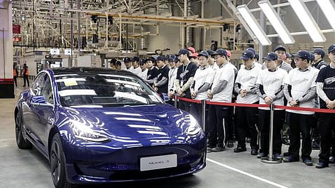 இறக்குமதி வரி குறைப்புக்குப் பின் இந்தியாவில் டெஸ்லா காரின் விலை என்ன?