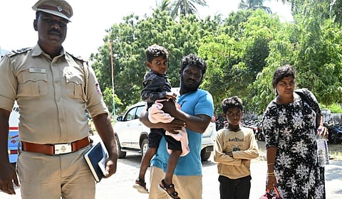 மெரைன் போலீஸாரால் மண்படம் முகாமில் ஒப்படைக்கப்பட்ட  இலங்கை தமிழர்கள் | படம்: எல். பாலச்சந்தர்