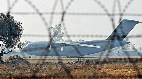 நாடு கடத்தப்பட்ட இந்தியர்கள் 12 பேர் டெல்லி வந்தனர்