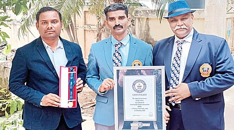 உலக கராத்தே மாஸ்டர்கள் சங்கம் சார்பில் ஒரே இடத்தில் 2,996 கராத்தே வீரர்கள் ஒருங்கிணைந்து, கராத்தே சாகசங்களை செய்த நிகழ்வு கின்னஸ் சாதனையில் இடம்பிடித்தது. அதை அங்கீகரிக்கும் வகையில் வழங்கப்பட்ட கின்னஸ் உலக சாதனை புத்தகத்தின் சான்றிதழுடன் சங்கத்தின் தலைவர் பாலமுருகன்.