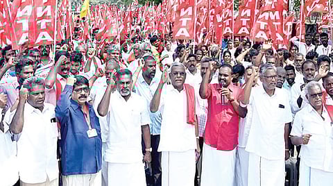 பழங்குடி மக்களுக்கு வன நில உரிமை, இனச்சான்று, வேலை வாய்ப்பு வழங்கக் கோரி, தமிழ்நாடு மலைவாழ் மக்கள் சங்கம் சார்பில் சென்னை எழும்பூரில் நேற்று நடைபெற்ற ஆர்ப்பாட்டத்தில், மார்க்சிஸ்ட் கம்யூனிஸ்ட் மாநிலச் செயலாளர் பெ.சண்முகம், சங்கத்தின் மாநிலத் தலைவர் பி.டில்லிபாபு உள்ளிட்டோர் கலந்து கொண்டனர். படம்: எஸ்.சத்தியசீலன்