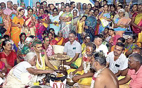 ஸ்ரீவில்லிபுத்தூரில் மகா சிவராத்திரியை முன்னிட்டு கொதிக்கும் நெய்யில் கையால் அப்பம் சுட்ட மூதாட்டி