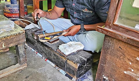 தங்க நகை தொழிலில் ஈடுபட்டு வரும் கைவினைஞர்