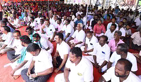 தங்கச்சிமடத்தில் தொடர் காத்திருப்பு போராட்டத்தில் ஈடுபட்டுள்ள ராமேசுவரம் மீனவர்கள் | படங்கள்: எல்.பாலச்சந்தர்