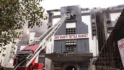 சூரத் ஜவுளி சந்தை தீ விபத்தில் ரூ.850 கோடி பொருட்சேதம்: 20 கோடி ரூபாய் நோட்டுகளும் எரிந்து சாம்பலாகின