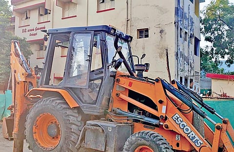 மதுரையில் 10-க்கும் மேற்பட்ட வாகனங்களை புல்டோசரால் மோதி சேதப்படுத்திய 17 வயது சிறுவன் கைது