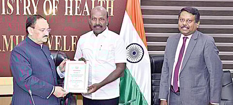 டெல்லியில் மத்​திய அமைச்​சர் ஜெ.பி.நட்​டாவை சந்​தித்து கோரிக்கை மனு அளித்த, தமிழக அமைச்​சர் மா.சுப்​பிரமணி​யன். உடன் சுகா​தா​ரத்​ துறை செய​லா​ளர் ப.செந்​தில்​கு​மார்.