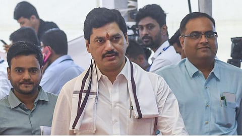 பஞ்சாயத்து தலைவர் கொலை விவகாரம்: மகாராஷ்டிர மாநில அமைச்சர் ராஜினாமா