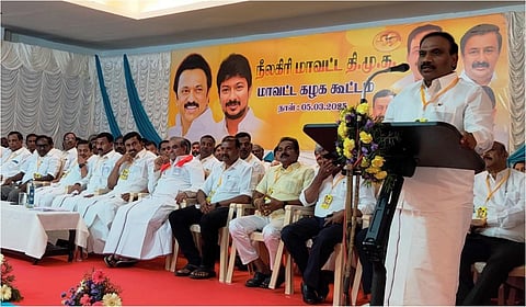 உதகையில் நடந்த மாவட்ட திமுக கூட்டத்தில் அக்கட்சியின் எம்.பி.ஆ.ராசா உரையாற்றுகிறார்.