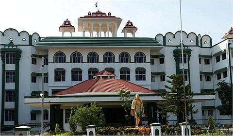 குமரி மாவட்ட கல்வி அதிகாரிகள் இருவருக்கு ஒரு வாரம் சிறை - ஊழியர்களுக்கு பணப்பலன் வழங்க மறுத்ததால் ஐகோர்ட் அதிரடி