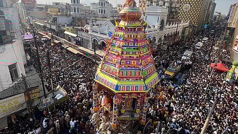 கோவை ராஜவீதியில் இருந்து ஒப்பணக்கார வீதி நோக்கி, பக்தர்களின் வெள்ளத்தில் மிதந்து வரும் கோவை கோனியம்மன் கோயில் தேர்.   படம்: ஜெ.மனோகரன்.