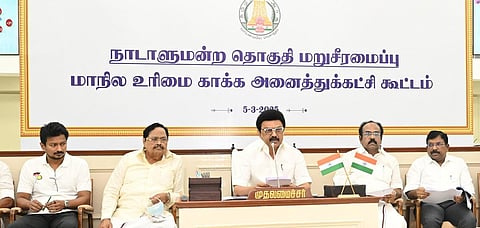 சென்னை தலைமைச் செயலகத்தில் நேற்று நடைபெற்ற அனைத்து கட்சி கூட்டத்தில் பேசிய முதல்வர் மு.க.ஸ்டாலின். உடன், துணை முதல்வர் உதயநிதி ஸ்டாலின், அமைச்சர்கள் துரைமுருகன், தங்கம் தென்னரசு, தலைமைச் செயலாளர் முருகானந்தம் உள்ளிட்டோர்.