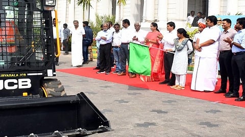 சாலையோர கட்டிட கழிவுகளை அகற்ற 57 புதிய வாகனம்: மேயர் பிரியா தொடங்கி வைத்தார்