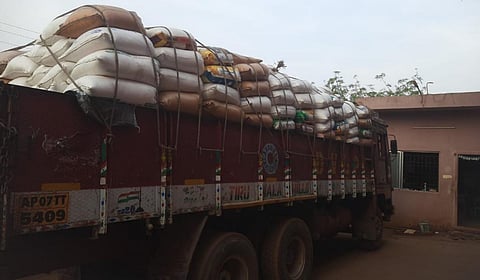 செங்குன்றம்  அருகே பறிமுதல் செய்யப்பட்ட 37 டன் ரேஷன் அரிசியுடன் பிடிபட்ட லாரி