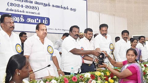 திண்டுக்கல்லில் நடந்த சட்டப்பேரவை பொதுக்கணக்கு குழு ஆய்வு கூட்டத்தில் நலத்திட்ட உதவிகளை வழங்கிய குழு தலைவர் செல்வப்பெருந்தகை.