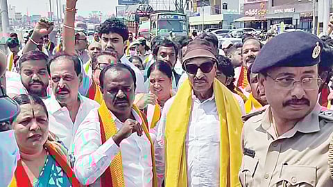 மேகேதாட்டு அணை விவகாரம்: தமிழக - கர்நாடக எல்லையில் சாலை மறியல் | வாட்டாள் நாகராஜ் உட்பட 100 பேர் கைது