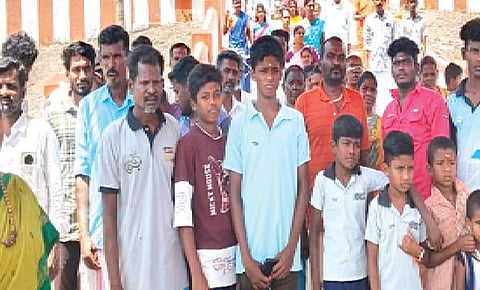 கரூர் மாவட்டம் கடவூர் கருணைகிரி பெருமாள் கோயிலுக்குள் சென்று நேற்று வழிபாடு நடத்திய பட்டியலின மக்கள்.