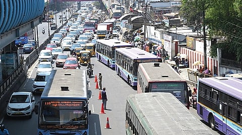 ரயில் சேவை ரத்தால் பயணிகள் பேருந்து நிலையங்களில் திரண்டனர். தாம்பரம் பேருந்து நிலையம் அருகே ஜிஎஸ்டி சாலையில் கடும் போக்குவரத்து நெரிசல் ஏற்பட்டது. | படங்கள்: எம்.முத்துகணேஷ் |