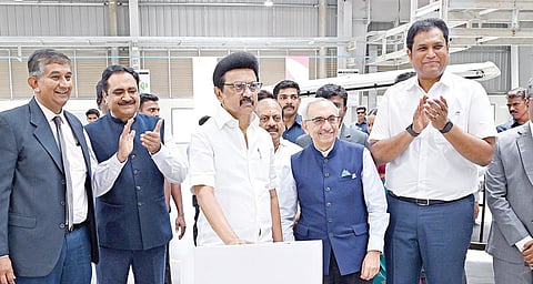 மாமல்லபுரத்தை  அடுத்த குண்ணப்பட்டு பகுதியில் அமைக்கப்பட்டுள்ள கோத்ரெஜ் தொழிற்சாலையில் உற்பத்தியை தொடங்கி வைத்த முதல்வர் மு.க.ஸ்டாலின். உடன் அமைச்சர்கள், தொழிற்சாலையின் நிர்வாகிகள்.