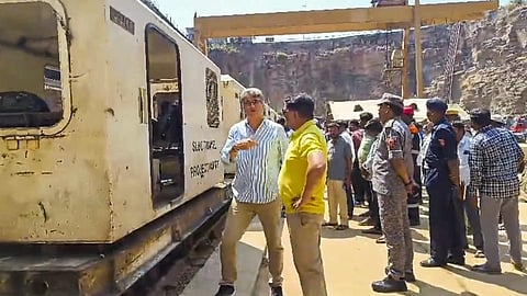 சுரங்கத்தில் இறந்த தொழிலாளி சடலம் மீட்பு: மேலும் 7 சடலங்களை தேடும் பணி தீவிரம்