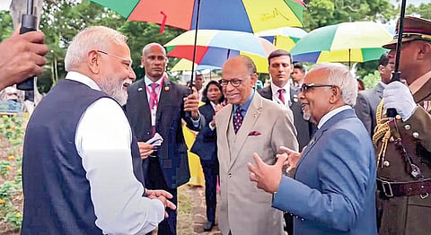 மொரிஷியஸ் தலைநகர் போர்ட் லூயிஸ் அருகே அமைந்துள்ள ஷிவ்சாகர் ராம்கூலம் தாவரவியல் பூங்காவில் பிரதமர் நரேந்திர மோடி, மொரிஷியஸ் அதிபர் தரம் கோகுல், அந்த நாட்டு பிரதமர் நவீன் ராம்கூலம் ஆகியோர் நேற்று கலந்துரையாடினர். படம்: பிடிஐ