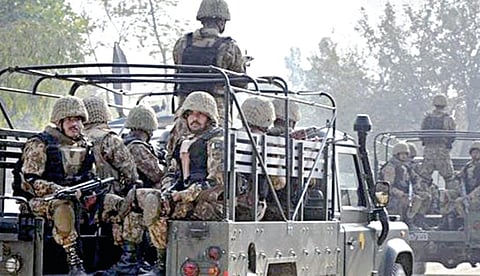 ரயில் சிறைபிடிக்கப்பட்ட பகுதியை ஒட்டிய என்-65 நெடுஞ்சாலையில் பாகிஸ்தான் ராணுவ வீரர்கள் குவிக்கப்பட்டு வருகின்றனர்.