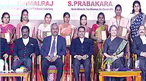 மகளிர் தினத்தை முன்னிட்டு தமிழ்நாடு மற்றும் புதுச்சேரி பார் கவுன்சில் சார்பில் பெண் நீதிபதிகளை கவுரவிக்கும் விழா மற்றும் 1,020 இளம் வழக்கறிஞர்களை பார் கவுன்சிலில் பதிவு செய்யும் நிகழ்வு உயர் நீதிமன்ற கலையரங்கில் நடைபெற்றது. இந்நிகழ்வில் சிறப்பு விருந்தினராகப் பங்கேற்ற சென்னை உயர் நீதிமன்ற நீதிபதி அனிதா சுமந்த் மற்றும் கீழமை நீதிமன்ற பெண் நீதிபதிகளுக்கு பார் கவுன்சில் தலைவர் பி.எஸ்.அமல்ராஜ் உள்ளிட்ட நிர்வாகிகள் விருது வழங்கி கவுரவித்தனர்.