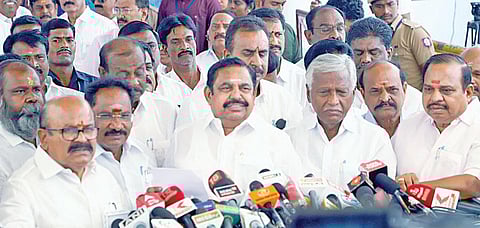 பேரவைக்கு வெளியே செய்தியாளர்களிடம் பேசிய பழனிசாமி. படம்: ம.பிரபு