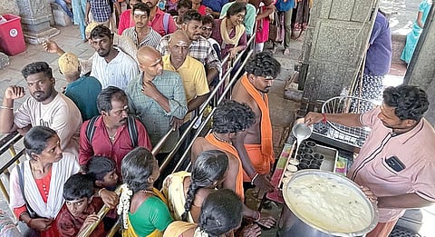 பழநி மலைக் கோயிலுக்குச் செல்லும் பக்தர்களுக்கு இலவசமாக மோர் வழங்கும் தேவஸ்தான ஊழியர்கள்.