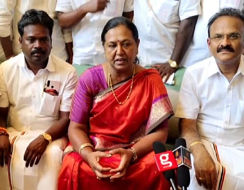 பழநியில் செய்தியாளர்களுக்கு பேட்டியளித்த தேமுதிக மாநில பொதுச்செயலாளர் பிரேமலதா. | படம்: ந.தங்கரத்தினம்.