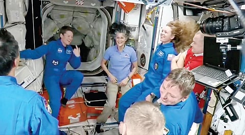 ‘டிராகன்’ விண்கலம் மூலம் சர்வதேச விண்வெளி நிலையத்துக்கு நேற்று வந்த புதிய வீரர்களை வரவேற்ற சுனிதா வில்லியம்ஸ். படம்: பிடிஐ