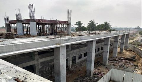 ராமேசுவரம் ரயில் நிலையத்தில் நடைபெற்று வரும் மறுசீரமைப்பு பணிகள்.